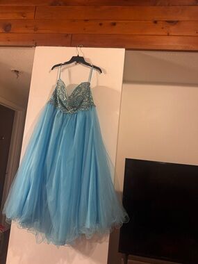 DAVE & JOHNNY
FLOWY CHIFFON GOWN beaded size 17/18